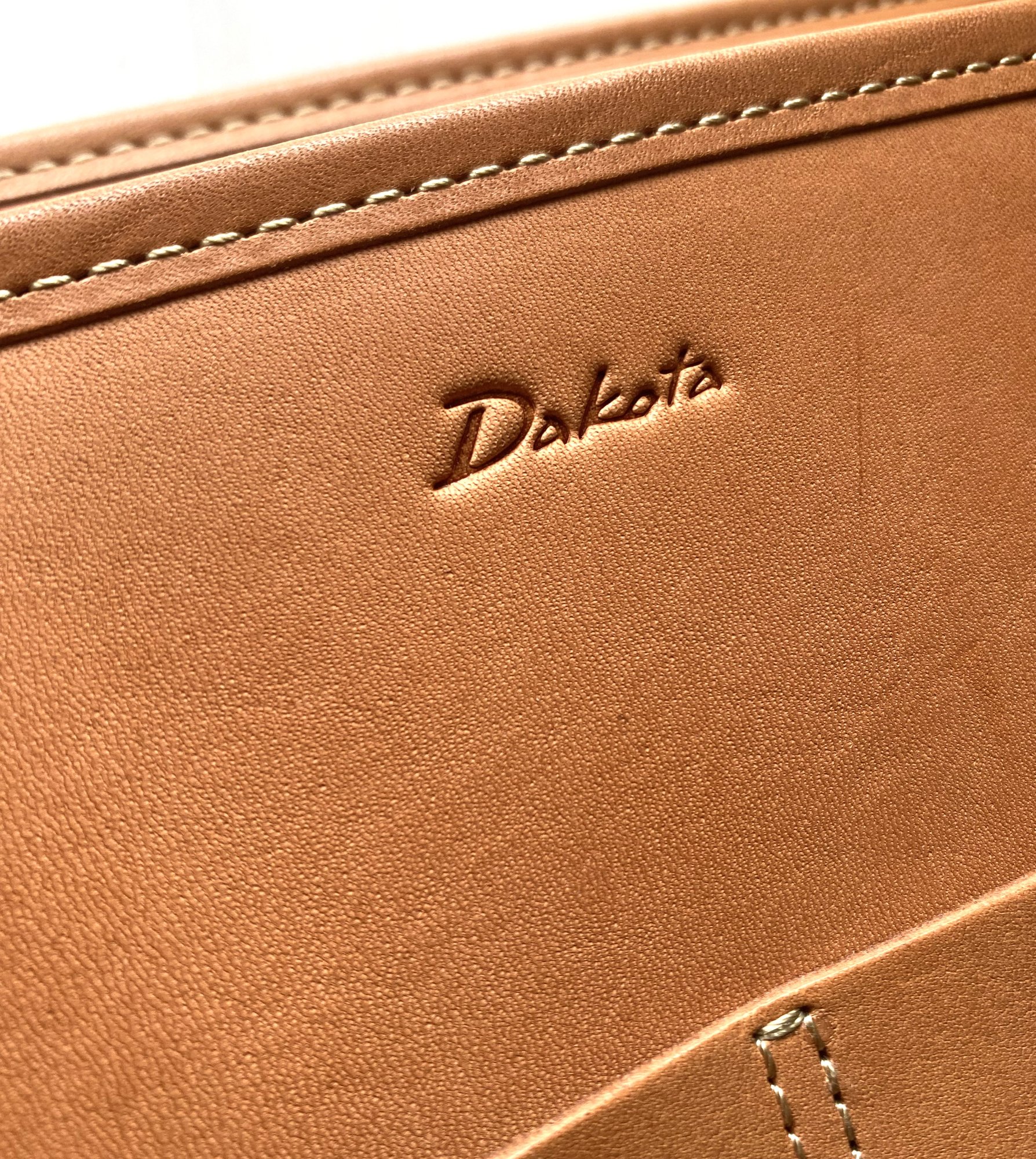 Dakota ダコタ ロゴ刻印 クローズアップ 革質