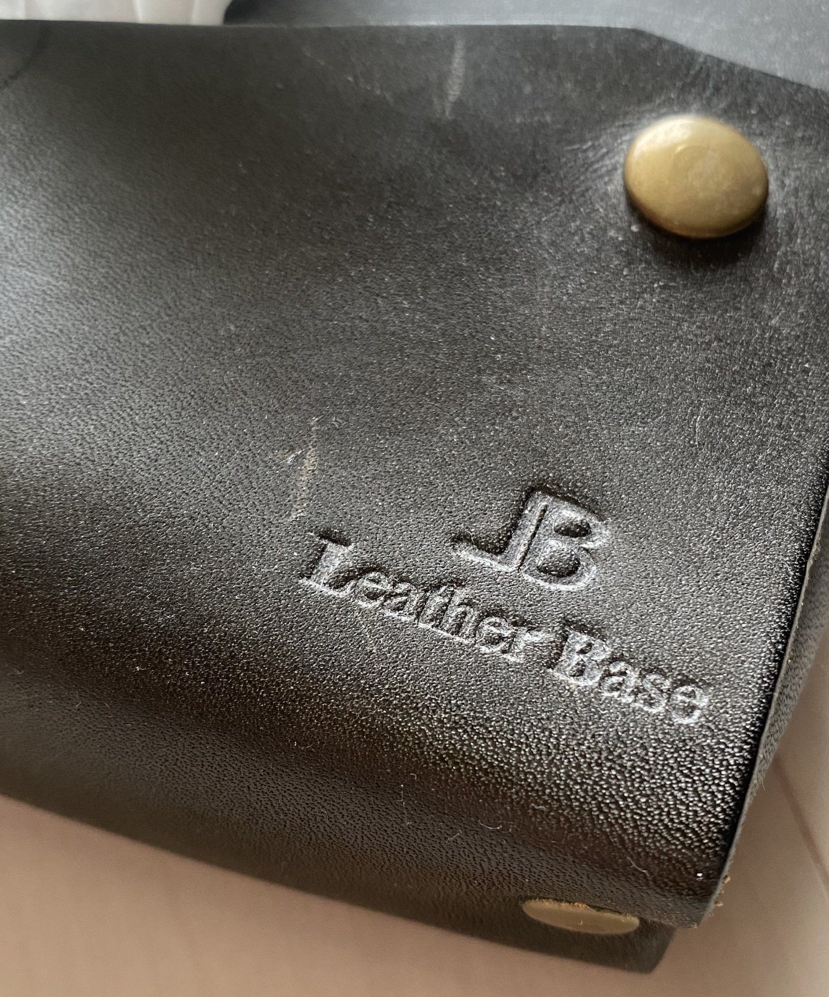 Leather Base ロゴ刻印 真鍮スタッズ クローズアップ 5年後
