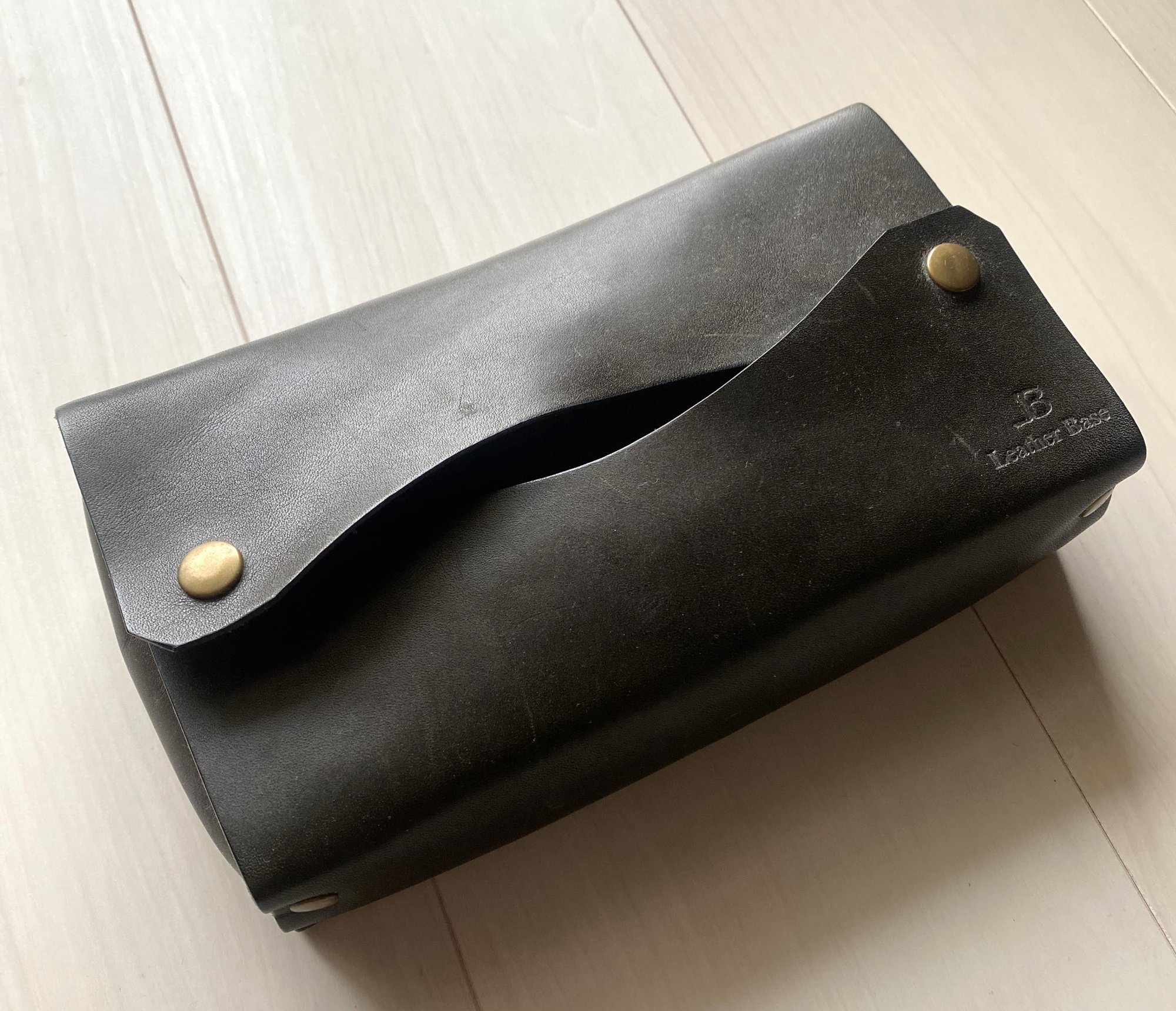 Leather Base 栃木レザー ティッシュケース フラップ閉じた状態 全体