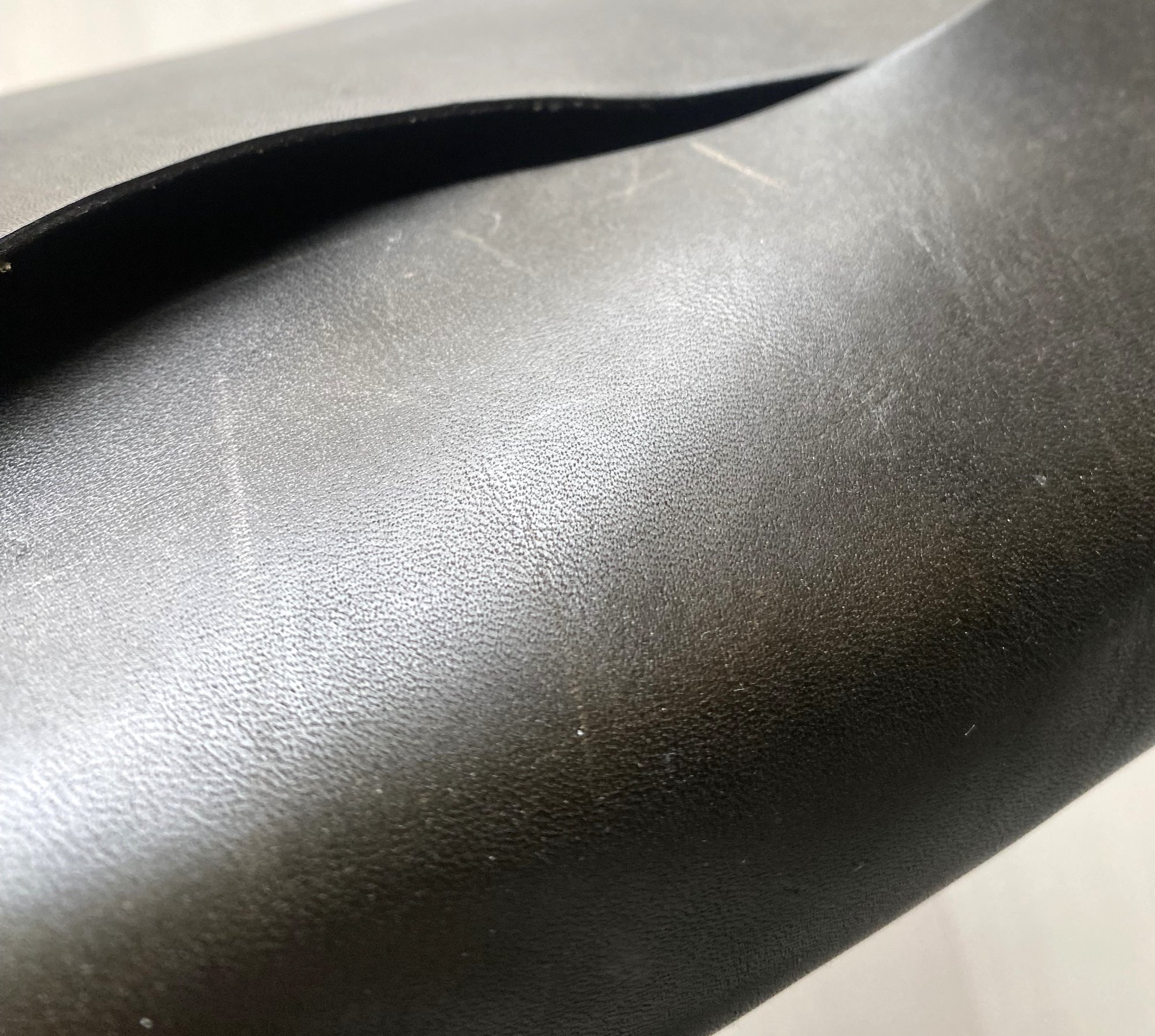 Leather Base 栃木レザー ブラック 革表面 ツヤ プルアップ 5年後