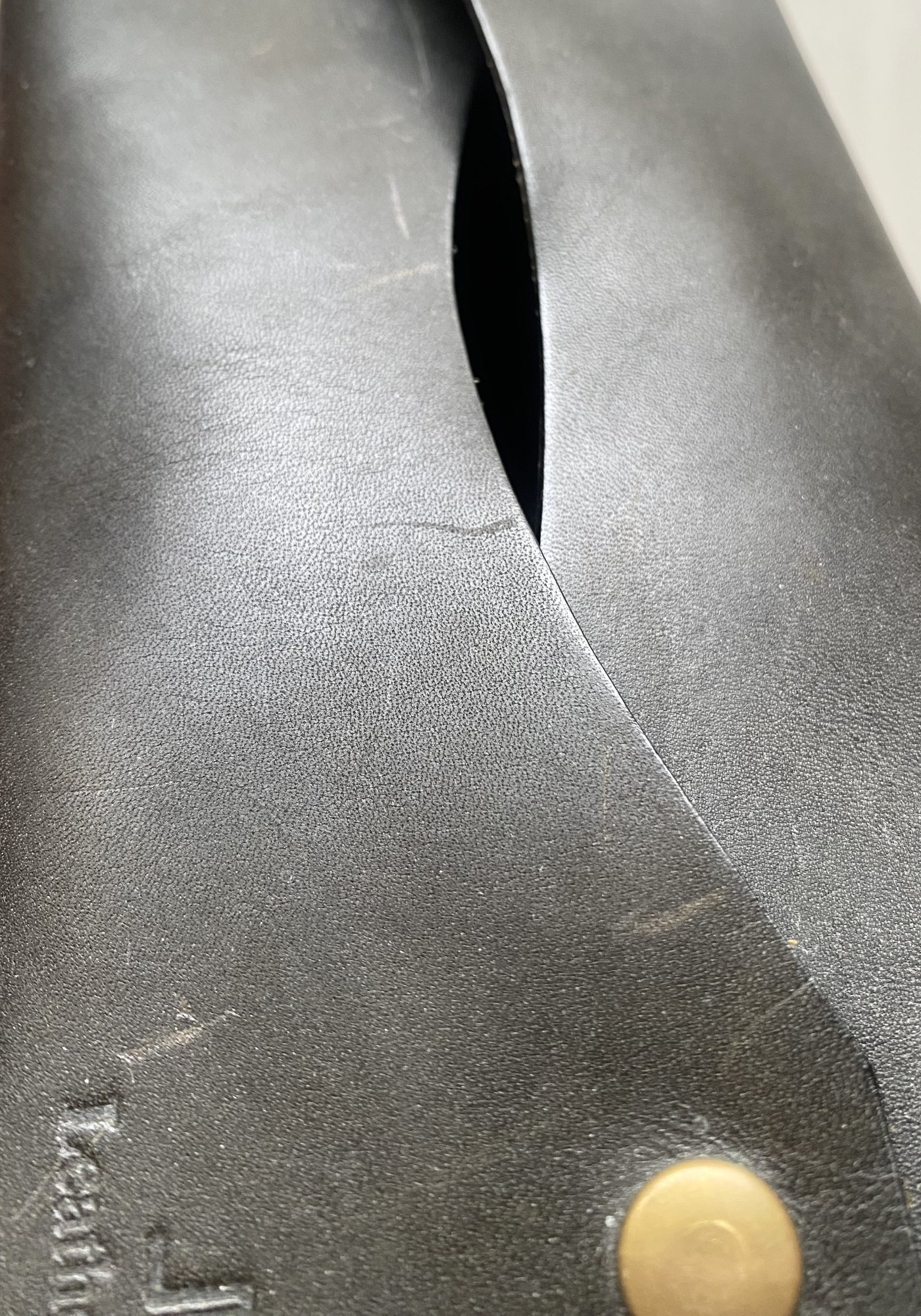 Leather Base 栃木レザー ティッシュ取り出し口 フラップ側面 ロゴ スタッズ