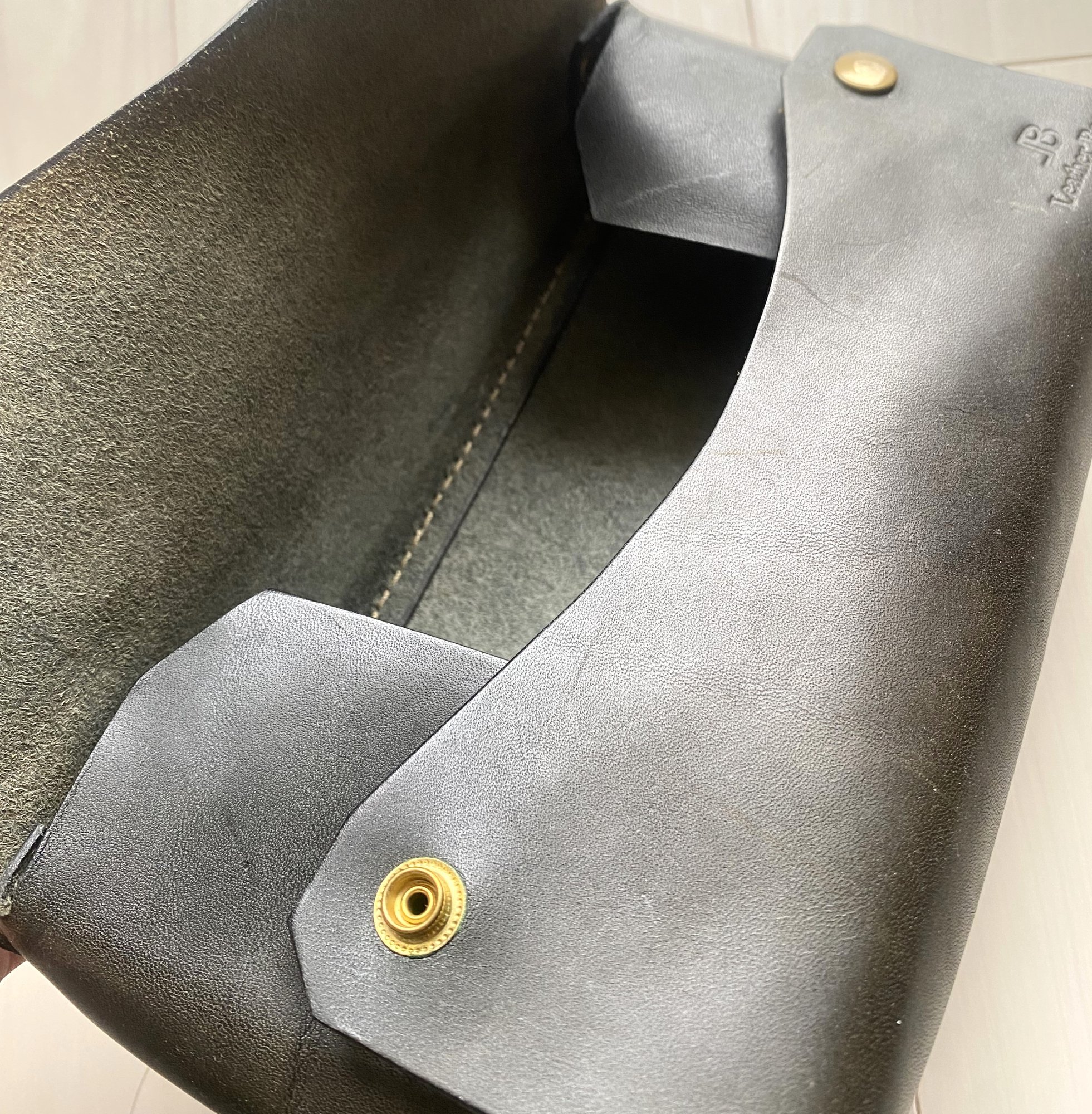 Leather Base 栃木レザー ティッシュケース 内側 スナップボタン フラップ開いた状態