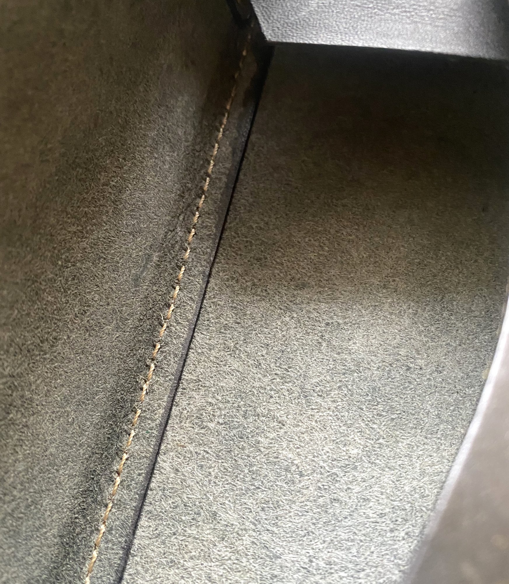 Leather Base 栃木レザー ティッシュケース  ステッチ 拡大