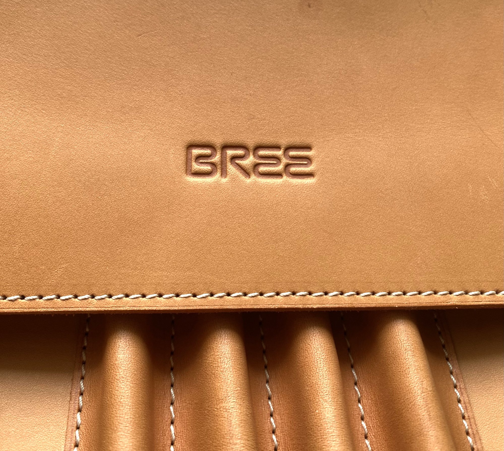 BREE Elch Nature BREEロゴ刻印 エイジング後クローズアップ