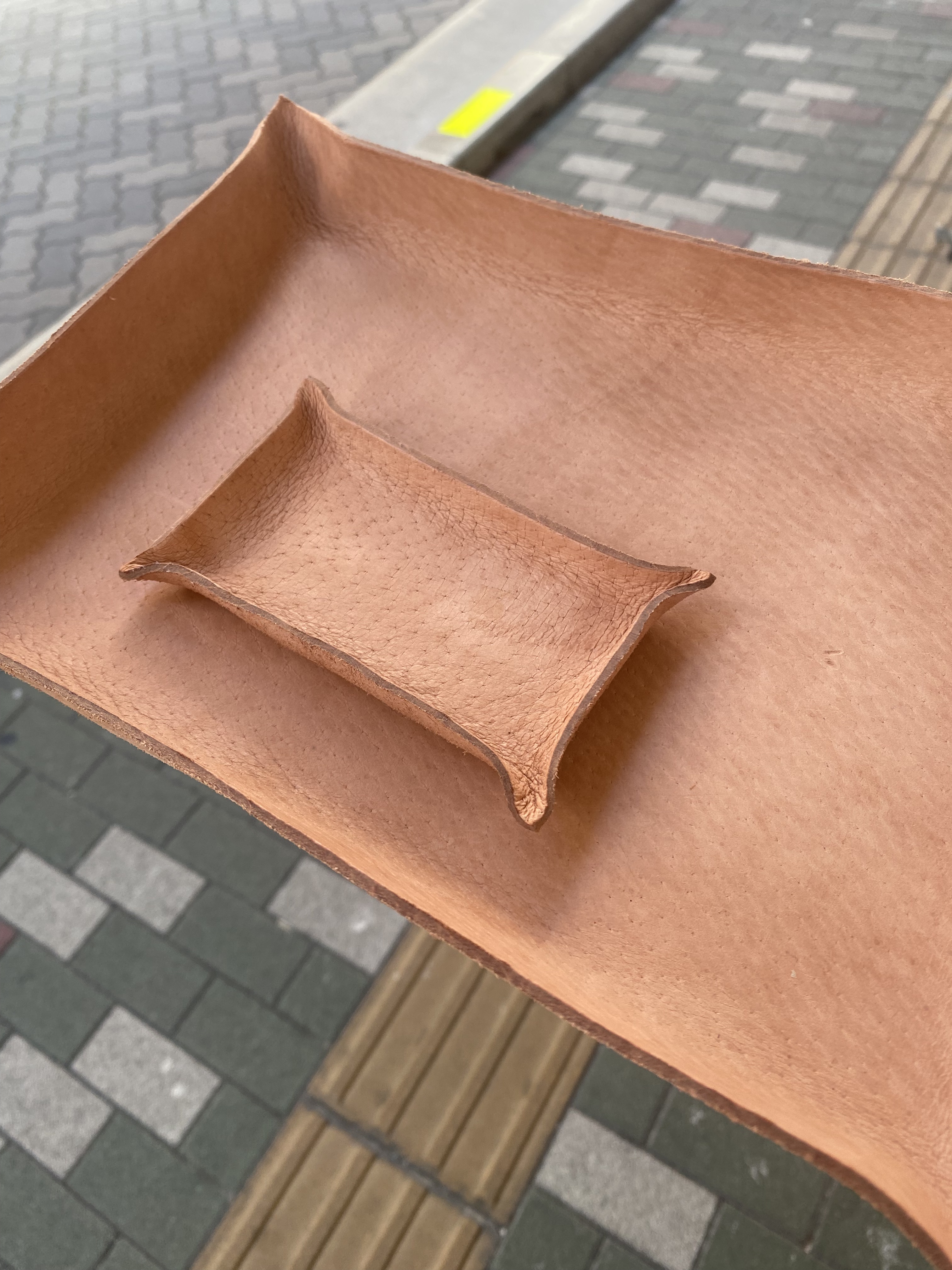And Leather 豚ヌメ革 レザートレイ 大小サイズ比較