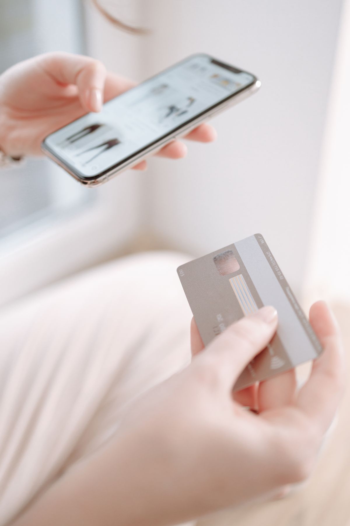 革製品をスマホで価格チェックして安く買うイメージ